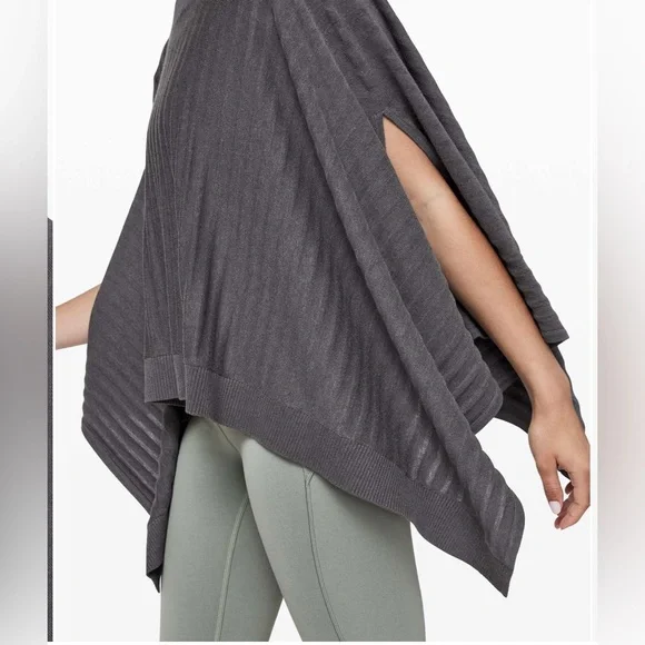 💙 Lululemon Forward Flow Poncho 💙 - Picture 2 of 6